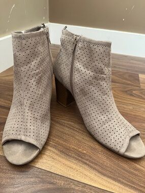 Old Navy Taupe Perforated Peep-Toe Block Heel Ankle Boots Sandals Women Size 10